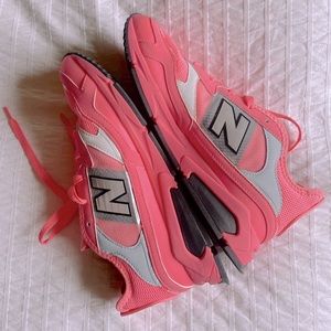 NEW BALANCE RARE NEON PINK SNEAKERS size 9 WORN GENTLY JUST A FEW TIMES